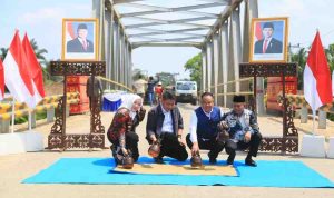 Gubernur Sumatera Selatan (Sumsel) Dr. H. Herman Deru didampingi Wakil Gubernur Sumsel H. Cik Ujang serta Bupati Musi Rawas Hj. Ratna Machmud meresmikan 17 infrastruktur jembatan di Sumsel. Peresmian ditandai dengan penandatanganan prasasti di Jembatan Air Temelat, Desa Ciptadadi, Kecamatan Sukakarya, Kabupaten Musi Rawas, Jumat (8/5/2026). Foto: Humas Pemprov Sumsel.