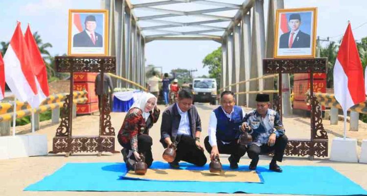 Gubernur Sumatera Selatan (Sumsel) Dr. H. Herman Deru didampingi Wakil Gubernur Sumsel H. Cik Ujang serta Bupati Musi Rawas Hj. Ratna Machmud meresmikan 17 infrastruktur jembatan di Sumsel. Peresmian ditandai dengan penandatanganan prasasti di Jembatan Air Temelat, Desa Ciptadadi, Kecamatan Sukakarya, Kabupaten Musi Rawas, Jumat (8/5/2026). Foto: Humas Pemprov Sumsel.