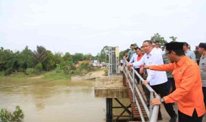 Wakil Gubernur Sumatera Selatan (Sumsel) H. Cik Ujang menyerahkan bantuan sembako dan meninjau lokasi banjir di Desa Sukamenang, Kecamatan Karang Jaya, Kabupaten Musi Rawas Utara, Jumat (8/5/2026). Foto: Humas Pemprov Sumsel.