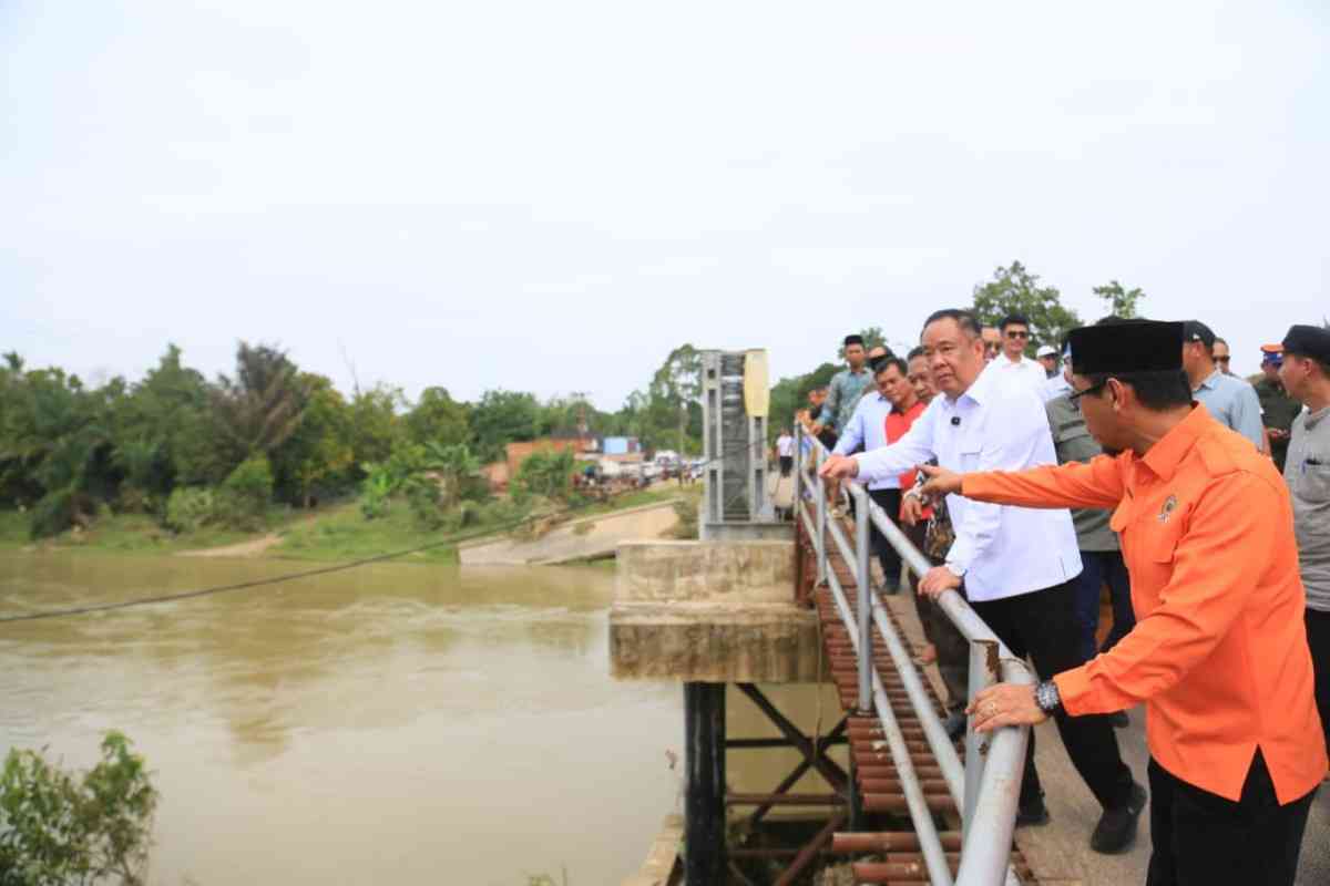 Wakil Gubernur Sumatera Selatan (Sumsel) H. Cik Ujang menyerahkan bantuan sembako dan meninjau lokasi banjir di Desa Sukamenang, Kecamatan Karang Jaya, Kabupaten Musi Rawas Utara, Jumat (8/5/2026). Foto: Humas Pemprov Sumsel.