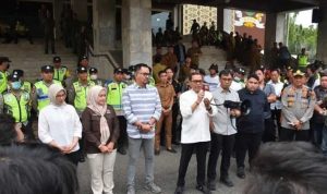 Ketua Komisi V DPRD Sumsel, Alwis Gani, SE, MM didamping sejumlah anggota Komisi V antara lain David Hardianto Aljufri dan Alfrenzi Panggarbesi menerima aspirasi mahasiswa yang menggelar aksi di DPRD Sumsel, Senin (4/5/2026). Foto: IG Humas DPRD Sumsel.