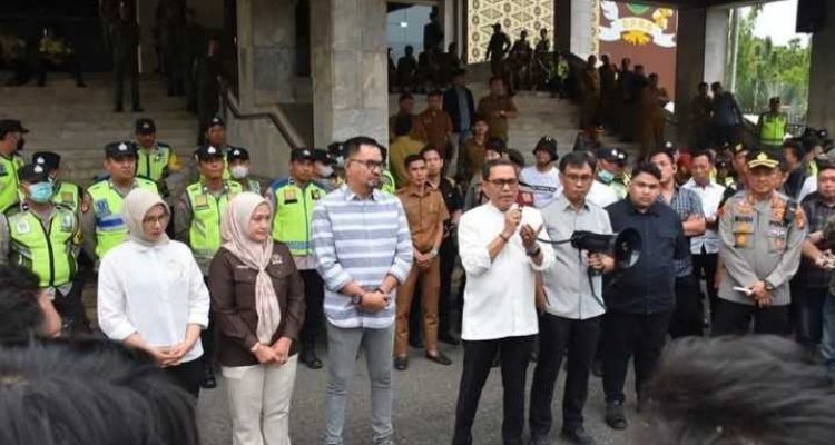 Ketua Komisi V DPRD Sumsel, Alwis Gani, SE, MM didamping sejumlah anggota Komisi V antara lain David Hardianto Aljufri dan Alfrenzi Panggarbesi menerima aspirasi mahasiswa yang menggelar aksi di DPRD Sumsel, Senin (4/5/2026). Foto: IG Humas DPRD Sumsel.