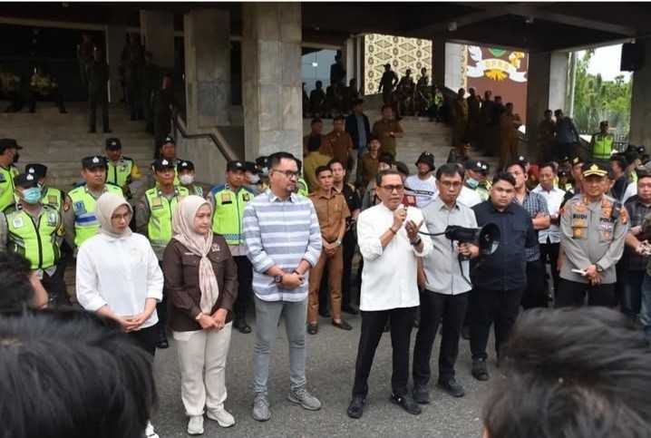 Ketua Komisi V DPRD Sumsel, Alwis Gani, SE, MM didamping sejumlah anggota Komisi V antara lain David Hardianto Aljufri dan Alfrenzi Panggarbesi menerima aspirasi mahasiswa yang menggelar aksi di DPRD Sumsel, Senin (4/5/2026). Foto: IG Humas DPRD Sumsel.