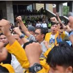 Alfrenzi Panggarbesi, anggota Komisi V DPRD Sumsel, ikut memberikan semangat mahasiswa yang menggelar aksi di DPRD Sumsel, Senin (4/5/2026). Foto: IG Humas DPRD Sumsel.