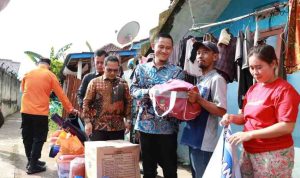 Pemerintah Kabupaten Muba bergerak cepat menyalurkan bantuan logistik kepada korban kebakaran rumah yang terjadi di Jalan samping Masjid Jami’ Anur, RT 13 RW 06, Kelurahan Serasan Jaya, Kecamatan Sekayu, Kamis (21/5/2026). Foto: Kominfo Muba.