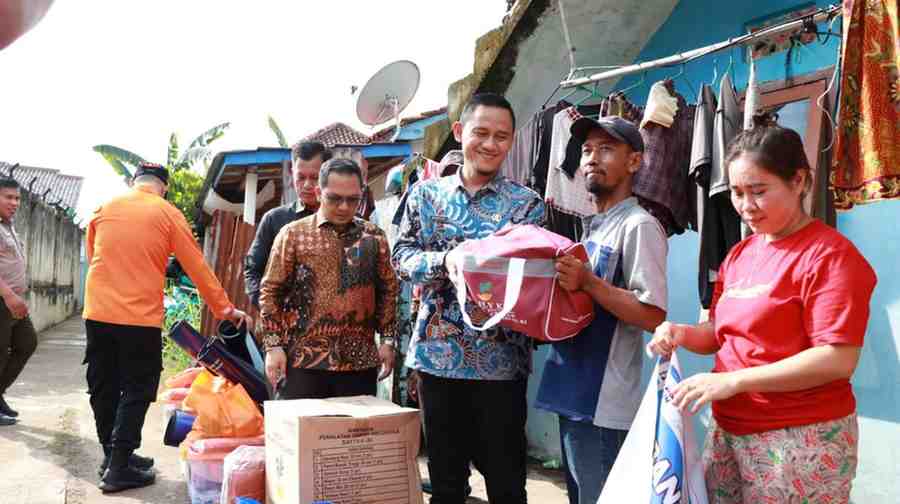 Pemerintah Kabupaten Muba bergerak cepat menyalurkan bantuan logistik kepada korban kebakaran rumah yang terjadi di Jalan samping Masjid Jami’ Anur, RT 13 RW 06, Kelurahan Serasan Jaya, Kecamatan Sekayu, Kamis (21/5/2026). Foto: Kominfo Muba.