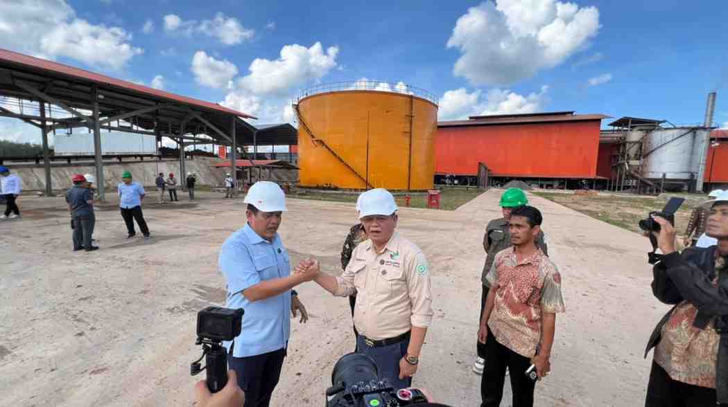 Tim Deputi Bidang Pengembangan Usaha Kemenkop RI bersama Lembaga Pengelola Dana Bergulir (LPDB) melakukan kunjungan kerja selama tiga hari (20–22 Mei 2026) di Muba. Salah satunya ke KUD Sejahtera. Kehadiran tim kementerian disambut hangat dan didampingi langsung Kepala Dinas Koperasi UKM Muba, Zulkarnain, SP dan Ketua Umum KUD Sejahtera, Drs. Thamrin, MSi. Foto: Kominfo Muba.