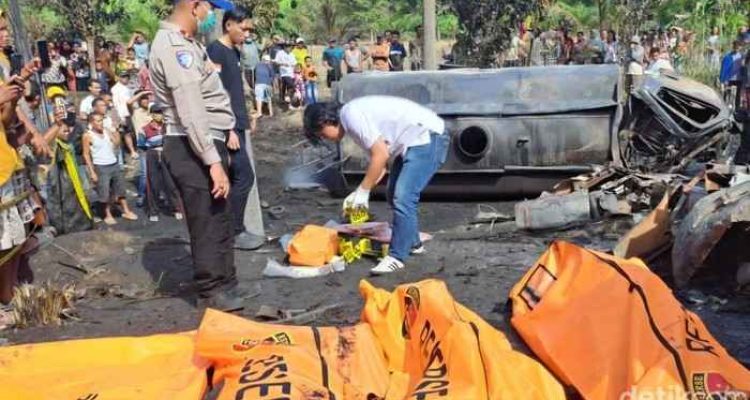 Tim Polda Sumsel yang melakukan reka kecelakaan bus ALS di Muratara. Foto: Dok Detik.com,