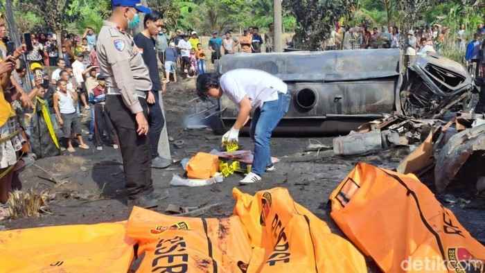 Tim Polda Sumsel yang melakukan reka kecelakaan bus ALS di Muratara. Foto: Dok Detik.com,