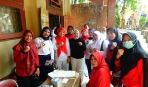 Ketua Badan Kerjasama Organisasi Wanita (BKOW) Provinsi Sumatera Selatan (Sumsel), Hj. Lidyawati Cik Ujang saat berada di SMAN 10 Palembang. Foto: Humas Pemprov Sumsel.