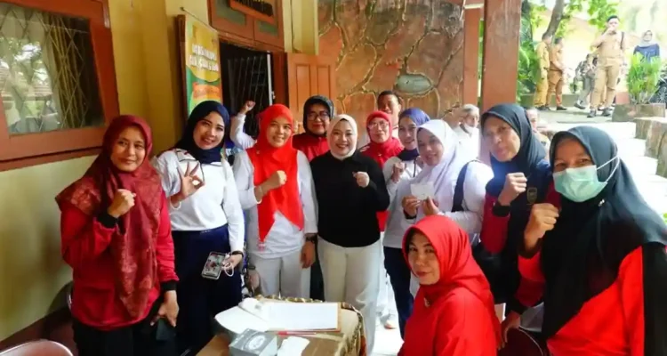 Ketua Badan Kerjasama Organisasi Wanita (BKOW) Provinsi Sumatera Selatan (Sumsel), Hj. Lidyawati Cik Ujang saat berada di SMAN 10 Palembang. Foto: Humas Pemprov Sumsel.