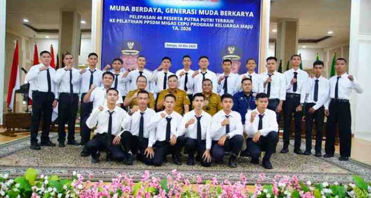 Bupati Muba, HM Toha bersama para siswa yang diberangkatkan ke PPSDM Migas Cepu. Kegiatan bertempat di Guest House Griya Bumi Serasan Sekate, Senin (4/5/2026). Foto: Kominfo Muba.