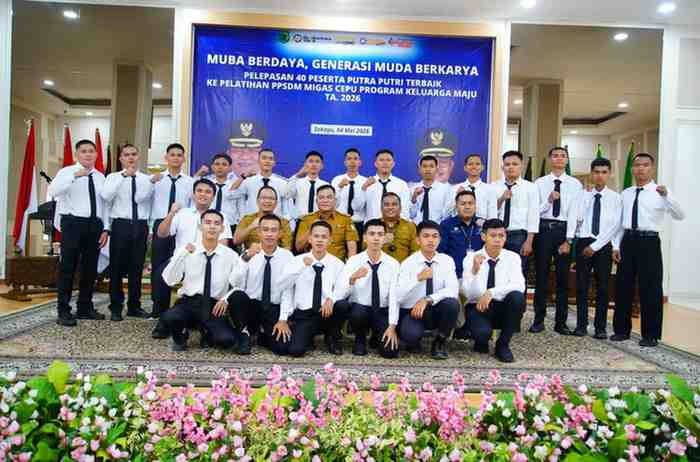 Bupati Muba, HM Toha bersama para siswa yang diberangkatkan ke PPSDM Migas Cepu. Kegiatan bertempat di Guest House Griya Bumi Serasan Sekate, Senin (4/5/2026). Foto: Kominfo Muba.