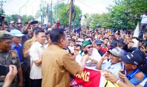 Bupati Muba, HM Toha menerima aspirasi massa yang menuntut percepat legalisasi penyulingan minyak rakyat, Senin (11/5/2026). Foto: Kominfo Muba.