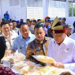 Wakil Gubernur Sumatera Selatan (Sumsel) H. Cik Ujang mendampingi Menteri Koordinator Bidang Politik dan Keamanan Republik Indonesia, Jenderal TNI (Purn.) Djamari Chaniago, dalam kunjungan kerja meninjau Kampung Nelayan Merah Putih (KNMP) di Desa Sungsang IV, Kecamatan Banyuasin II, Kabupaten Banyuasin, Kamis (7/5/2026). Foto: Humas Pemprovc Sumsel.