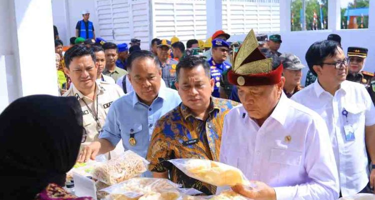 Wakil Gubernur Sumatera Selatan (Sumsel) H. Cik Ujang mendampingi Menteri Koordinator Bidang Politik dan Keamanan Republik Indonesia, Jenderal TNI (Purn.) Djamari Chaniago, dalam kunjungan kerja meninjau Kampung Nelayan Merah Putih (KNMP) di Desa Sungsang IV, Kecamatan Banyuasin II, Kabupaten Banyuasin, Kamis (7/5/2026). Foto: Humas Pemprovc Sumsel.
