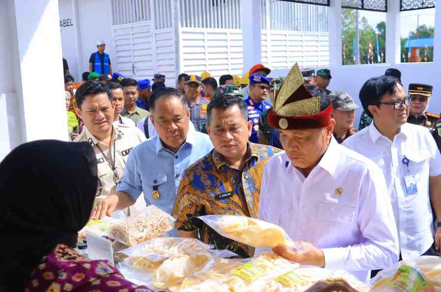Wakil Gubernur Sumatera Selatan (Sumsel) H. Cik Ujang mendampingi Menteri Koordinator Bidang Politik dan Keamanan Republik Indonesia, Jenderal TNI (Purn.) Djamari Chaniago, dalam kunjungan kerja meninjau Kampung Nelayan Merah Putih (KNMP) di Desa Sungsang IV, Kecamatan Banyuasin II, Kabupaten Banyuasin, Kamis (7/5/2026). Foto: Humas Pemprovc Sumsel.