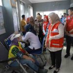 Ketua PMI Palembang, Dewi Ssatrani memantau kegiatan donor darah yang digelar Pemerintah Kecamatan Kertapati, Kamis (21/5/2026). Foto: Kominfo Palembang.