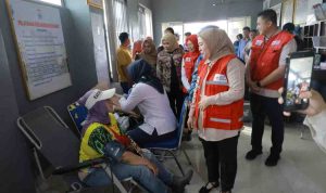 Ketua PMI Palembang, Dewi Ssatrani memantau kegiatan donor darah yang digelar Pemerintah Kecamatan Kertapati, Kamis (21/5/2026). Foto: Kominfo Palembang.