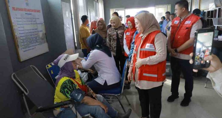 Ketua PMI Palembang, Dewi Ssatrani memantau kegiatan donor darah yang digelar Pemerintah Kecamatan Kertapati, Kamis (21/5/2026). Foto: Kominfo Palembang.