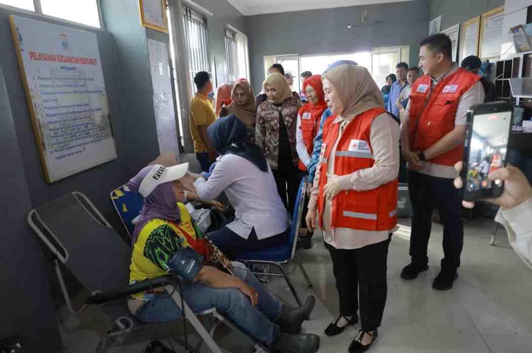 Ketua PMI Palembang, Dewi Ssatrani memantau kegiatan donor darah yang digelar Pemerintah Kecamatan Kertapati, Kamis (21/5/2026). Foto: Kominfo Palembang.