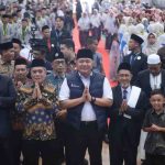 Gubernur Sumatera Selatan (Sumsel) Dr. H. Herman Deru menghadiri Haflah Milad ke-76 dan Wisuda Kelas Pondok Pesantren Raudhatul Ulum Sakatiga Tahun Ajaran 2025/2026 yang digelar di Gedung Olahraga dan Serbaguna Kampus A Pondok Pesantren Raudhatul Ulum Salatiga Indralaya, Kamis (21/5/2026). Foto: Humas Pemprov Sumsel.