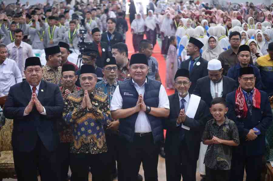 Gubernur Sumatera Selatan (Sumsel) Dr. H. Herman Deru menghadiri Haflah Milad ke-76 dan Wisuda Kelas Pondok Pesantren Raudhatul Ulum Sakatiga Tahun Ajaran 2025/2026 yang digelar di Gedung Olahraga dan Serbaguna Kampus A Pondok Pesantren Raudhatul Ulum Salatiga Indralaya, Kamis (21/5/2026). Foto: Humas Pemprov Sumsel.