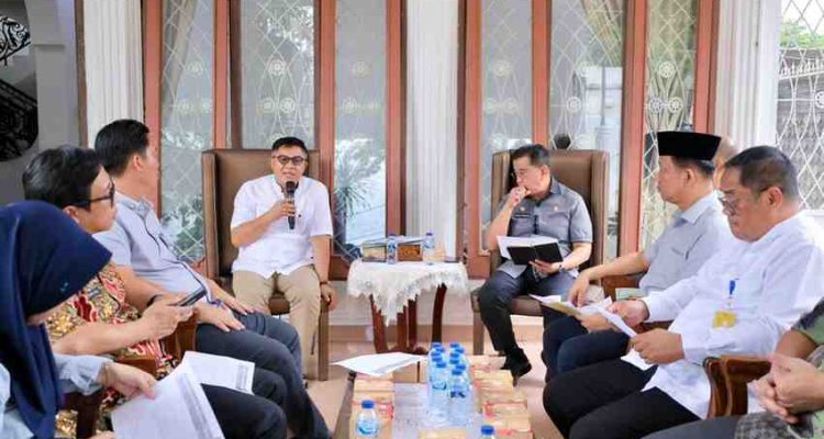 Sekda Palembang, Aprizal Hasyim memimpin rapat pemantapan bersama tim satuan tugas gabungan lintas Organisasi Perangkat Daerah (OPD), Jumat (8/5/2026), Foto: Kominfo Palembang.