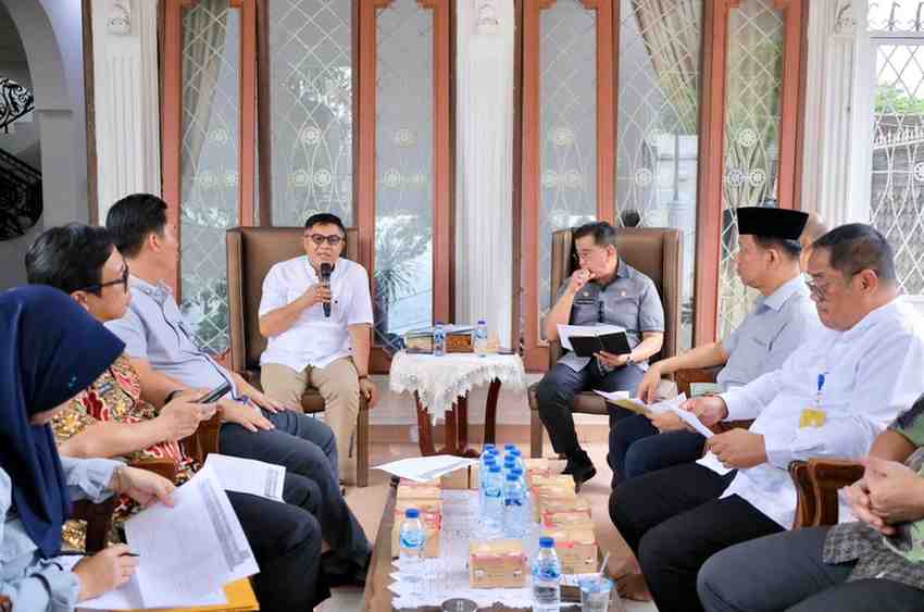 Sekda Palembang, Aprizal Hasyim memimpin rapat pemantapan bersama tim satuan tugas gabungan lintas Organisasi Perangkat Daerah (OPD), Jumat (8/5/2026), Foto: Kominfo Palembang.