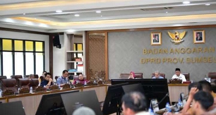 Ketua DPRD Sumsel, Andie Dinialdie, SE, MM, Ketua Komisi IV DPRD Sumsel, Yansuri dan anggota Komisi IV rapat dengar pendapat tentang dampak pembangunan jalan tol Palembang-Betung, Senin (11/5/2026). Foto: IG Humas DPRD Sumsel.