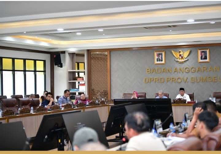 Ketua DPRD Sumsel, Andie Dinialdie, SE, MM, Ketua Komisi IV DPRD Sumsel, Yansuri dan anggota Komisi IV rapat dengar pendapat tentang dampak pembangunan jalan tol Palembang-Betung, Senin (11/5/2026). Foto: IG Humas DPRD Sumsel.