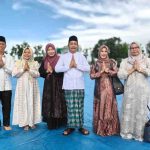 Wabup Muba, Rohman dan keluarga bersama masyarakat dan jajaran Pemerintah Kabupaten Musi Banyuasin (Pemkab Muba) memfasilitasi pelaksanaan ibadah salat Hari Raya Idul Adha 10 Dzulhijjah 1447 Hijriah di halaman Pendopoan Griya Bumi Serasan Sekate, Rabu (27/05/2026). Foto: Kominfo Muba.