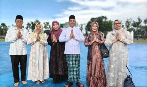 Wabup Muba, Rohman dan keluarga bersama masyarakat dan jajaran Pemerintah Kabupaten Musi Banyuasin (Pemkab Muba) memfasilitasi pelaksanaan ibadah salat Hari Raya Idul Adha 10 Dzulhijjah 1447 Hijriah di halaman Pendopoan Griya Bumi Serasan Sekate, Rabu (27/05/2026). Foto: Kominfo Muba.
