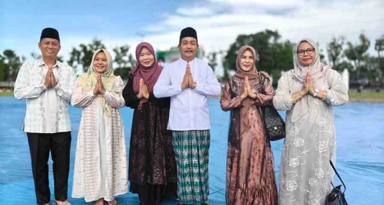 Wabup Muba, Rohman dan keluarga bersama masyarakat dan jajaran Pemerintah Kabupaten Musi Banyuasin (Pemkab Muba) memfasilitasi pelaksanaan ibadah salat Hari Raya Idul Adha 10 Dzulhijjah 1447 Hijriah di halaman Pendopoan Griya Bumi Serasan Sekate, Rabu (27/05/2026). Foto: Kominfo Muba.