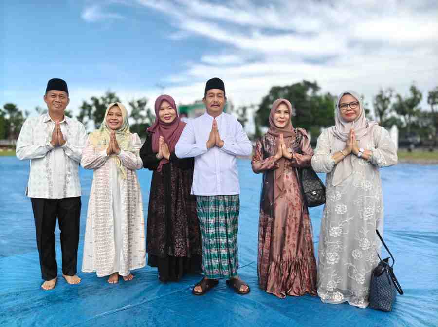 Wabup Muba, Rohman dan keluarga bersama masyarakat dan jajaran Pemerintah Kabupaten Musi Banyuasin (Pemkab Muba) memfasilitasi pelaksanaan ibadah salat Hari Raya Idul Adha 10 Dzulhijjah 1447 Hijriah di halaman Pendopoan Griya Bumi Serasan Sekate, Rabu (27/05/2026). Foto: Kominfo Muba.