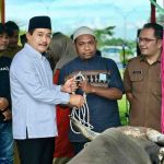 Wakil Bupati Musi Banyuasin Kyai Abdur Rohman secara simbolis menyerahkan hewan kurban kepada sejumlah masjid dan kaum difabel, Selasa (26/5/2026). Foto: Kominfo Muba.