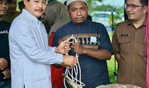 Wakil Bupati Musi Banyuasin Kyai Abdur Rohman secara simbolis menyerahkan hewan kurban kepada sejumlah masjid dan kaum difabel, Selasa (26/5/2026). Foto: Kominfo Muba.
