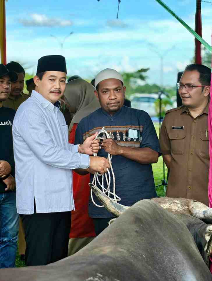 Wakil Bupati Musi Banyuasin Kyai Abdur Rohman secara simbolis menyerahkan hewan kurban kepada sejumlah masjid dan kaum difabel, Selasa (26/5/2026). Foto: Kominfo Muba.