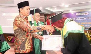 rohman Wabup Muba, Rohman saat hadir di Wisuda ke-II Program Studi S1 Ekonomi Syariah Sekolah Tinggi Ekonomi Islam (STEI) Sekayu yang digelar di Auditorium Pemkab Musi Banyuasin, Kamis (14/5/2026). Foto: Kominfo Muba.