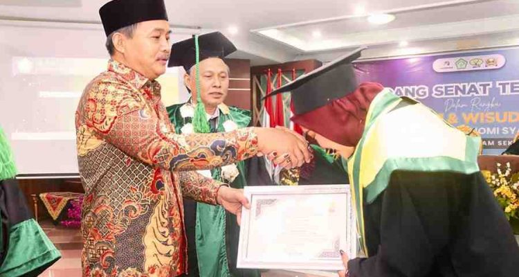Wabup Muba, Rohman saat hadir di Wisuda ke-II Program Studi S1 Ekonomi Syariah Sekolah Tinggi Ekonomi Islam (STEI) Sekayu yang digelar di Auditorium Pemkab Musi Banyuasin, Kamis (14/5/2026). Foto: Kominfo Muba.