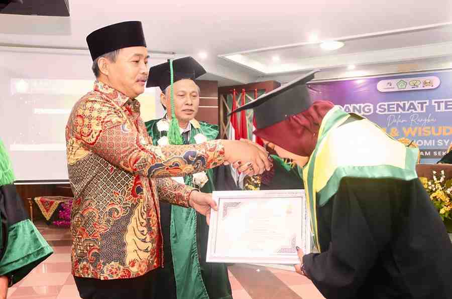 Wabup Muba, Rohman saat hadir di Wisuda ke-II Program Studi S1 Ekonomi Syariah Sekolah Tinggi Ekonomi Islam (STEI) Sekayu yang digelar di Auditorium Pemkab Musi Banyuasin, Kamis (14/5/2026). Foto: Kominfo Muba.