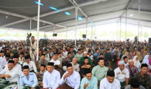 Ribuan warga dan Wagub Sumsel Cik Ujang menghadiri Pengajian Akbar dalam rangka Hari Lahir (Harlah) ke-10 Pondok Pesantren Hidayatullah Mubtadiin Sigam, sekaligus Haul Ummi Liliyin ke-4 di Desa Sigam, Kecamatan Gelumbang, Kabupaten Muaraenim, Minggu (10/5/2026). Foto: Humas Pemprov Sumsel.