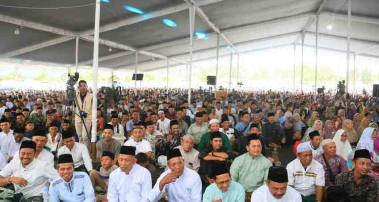 Ribuan warga dan Wagub Sumsel Cik Ujang menghadiri Pengajian Akbar dalam rangka Hari Lahir (Harlah) ke-10 Pondok Pesantren Hidayatullah Mubtadiin Sigam, sekaligus Haul Ummi Liliyin ke-4 di Desa Sigam, Kecamatan Gelumbang, Kabupaten Muaraenim, Minggu (10/5/2026). Foto: Humas Pemprov Sumsel.