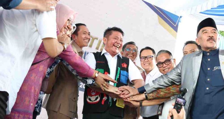 Gebrakan besar diluncurkan untuk mengentaskan rumah tak layak huni di Sumatera Selatan. Gubernur Sumsel H. Herman Deru bersama Walikota Palembang Ratu Dewa resmi melaunching GEBRAK RUTILAHU (Gerakan Bersama Perbaikan Rumah Tidak Layak Huni) Provinsi Sumsel Tahun 2026, Selasa (5/4/2026). Foto: KOminfo Palembang.