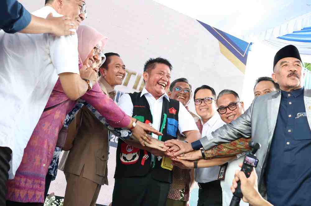 Gebrakan besar diluncurkan untuk mengentaskan rumah tak layak huni di Sumatera Selatan. Gubernur Sumsel H. Herman Deru bersama Walikota Palembang Ratu Dewa resmi melaunching GEBRAK RUTILAHU (Gerakan Bersama Perbaikan Rumah Tidak Layak Huni) Provinsi Sumsel Tahun 2026, Selasa (5/4/2026). Foto: KOminfo Palembang.