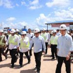 Walikota Palembang, Ratu Dewa mendampingi Menteri Lingkungan Hidup, M Jumhur Hidayat saat meninjau lokasi Pengolahan Sampah Menjadi Energi Listrik (PSEL) di Keramasan, Kecamatan Kertapat, Rabu (6/5/2026). Foto: Kominfo Palembang.