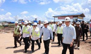 Walikota Palembang, Ratu Dewa mendampingi Menteri Lingkungan Hidup, M Jumhur Hidayat saat meninjau lokasi Pengolahan Sampah Menjadi Energi Listrik (PSEL) di Keramasan, Kecamatan Kertapat, Rabu (6/5/2026). Foto: Kominfo Palembang.
