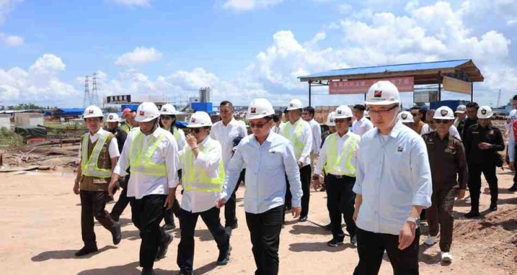 Walikota Palembang, Ratu Dewa mendampingi Menteri Lingkungan Hidup, M Jumhur Hidayat saat meninjau lokasi Pengolahan Sampah Menjadi Energi Listrik (PSEL) di Keramasan, Kecamatan Kertapat, Rabu (6/5/2026). Foto: Kominfo Palembang.