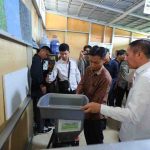 Walikota Palembang, Drs. H. Ratu Dewa, MSi secara simbolis menyerahkan bantuan sarana dan prasarana (sarpras) fasilitas pengelolaan sampah kepada 25 bank sampah paling aktif di Kota Palembang, Rabu (20/5/2026). Foto: Kominfo Palembang.