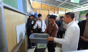 Walikota Palembang, Drs. H. Ratu Dewa, MSi secara simbolis menyerahkan bantuan sarana dan prasarana (sarpras) fasilitas pengelolaan sampah kepada 25 bank sampah paling aktif di Kota Palembang, Rabu (20/5/2026). Foto: Kominfo Palembang.